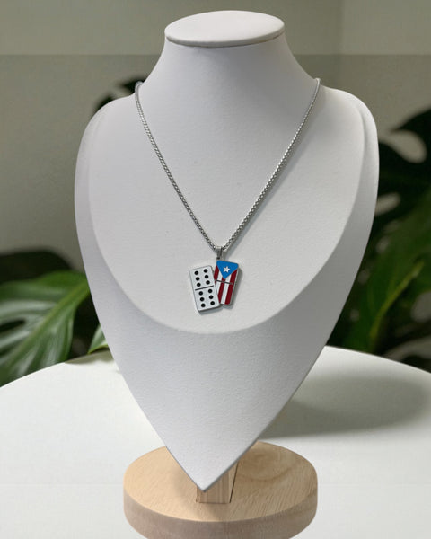 COLLAR FICHA DE DOMINOS BANDERA DE PR EN PLATEADO