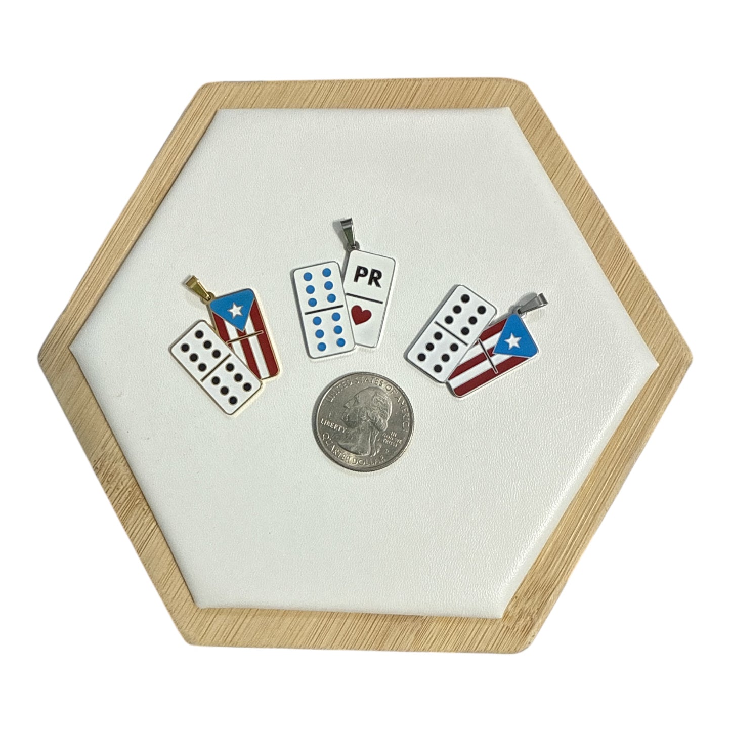 COLLAR FICHA DE DOMINOS BANDERA DE PR EN PLATEADO