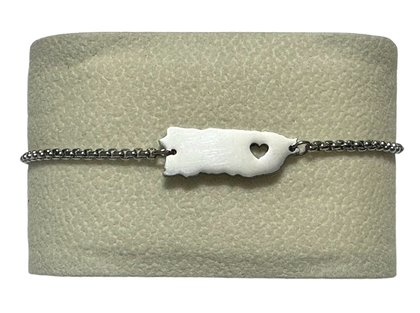 Pulsera Mapa con Corazón Plateada