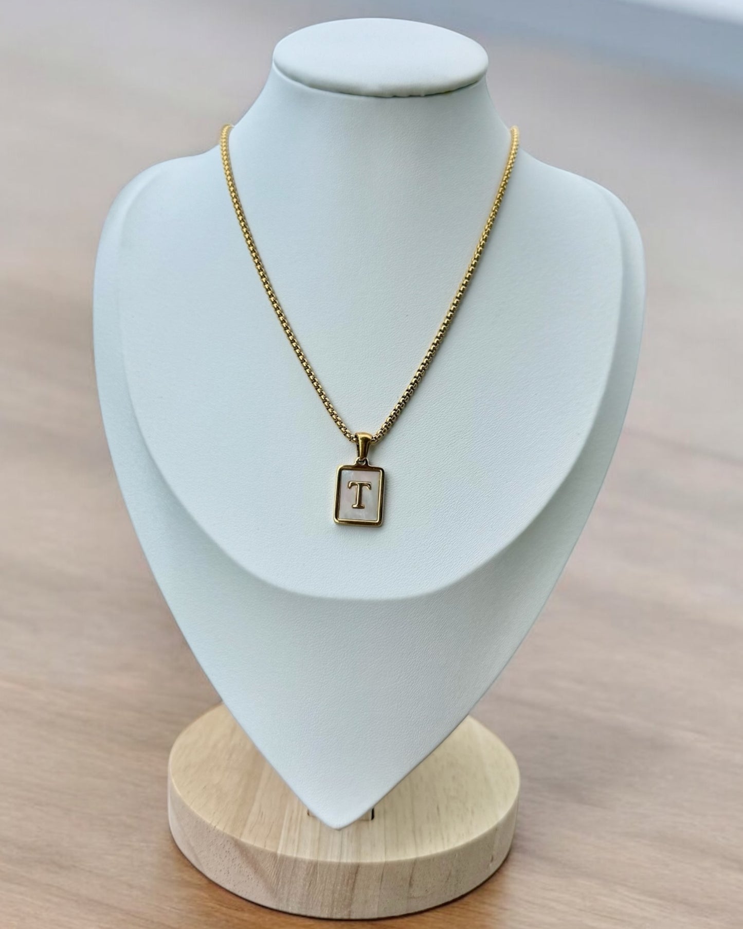 Inicial del Nombre Dorada
 Letra T