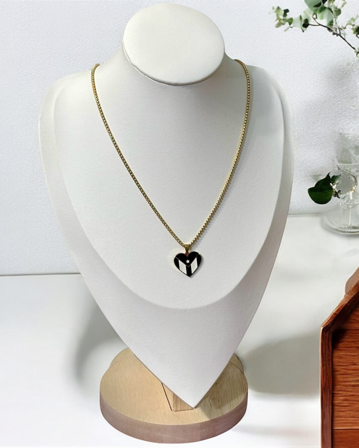 Bandera Corazón Negra/Blanca en Dorado