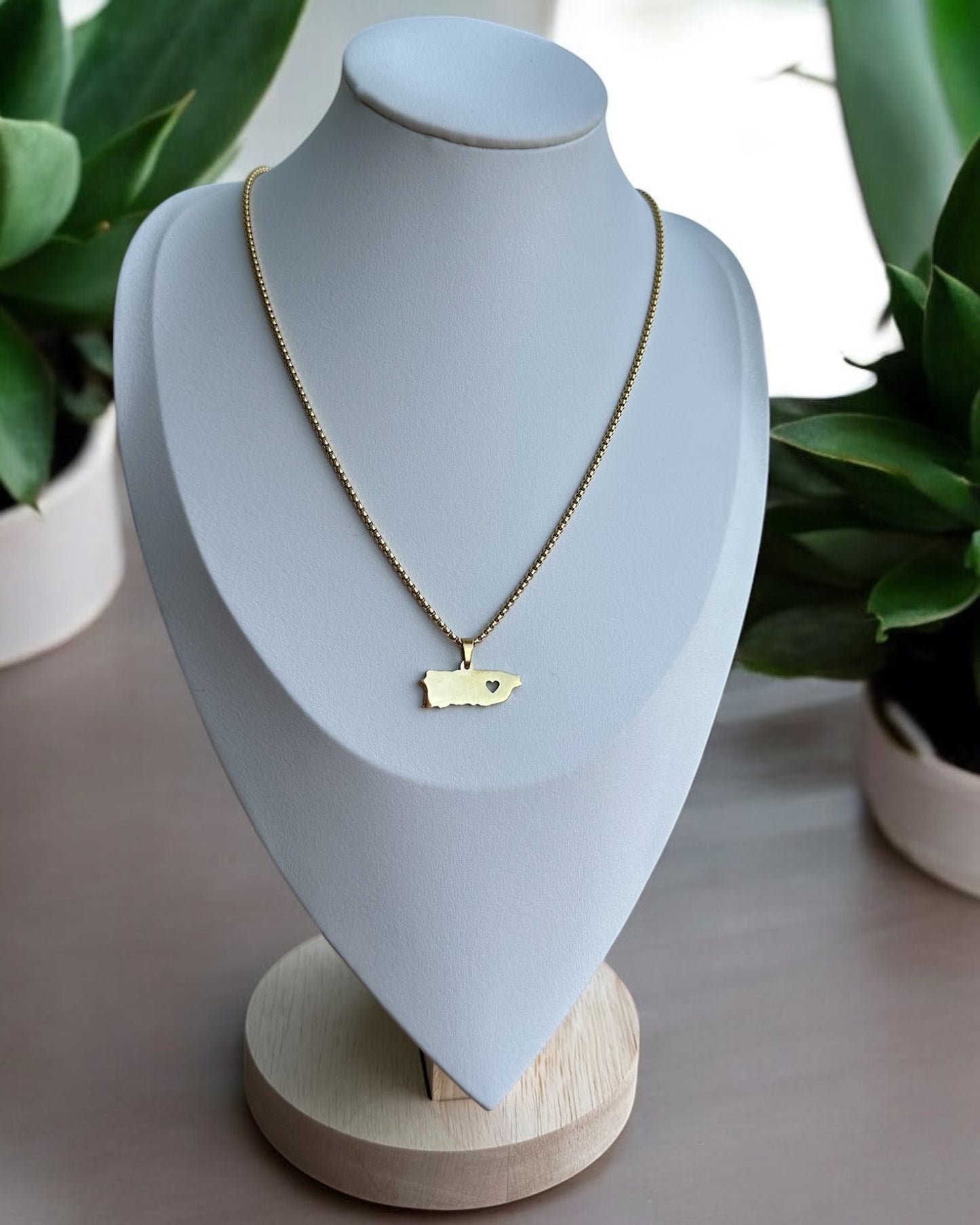 Collar mapa de Puerto Rico con Corazón Dorado