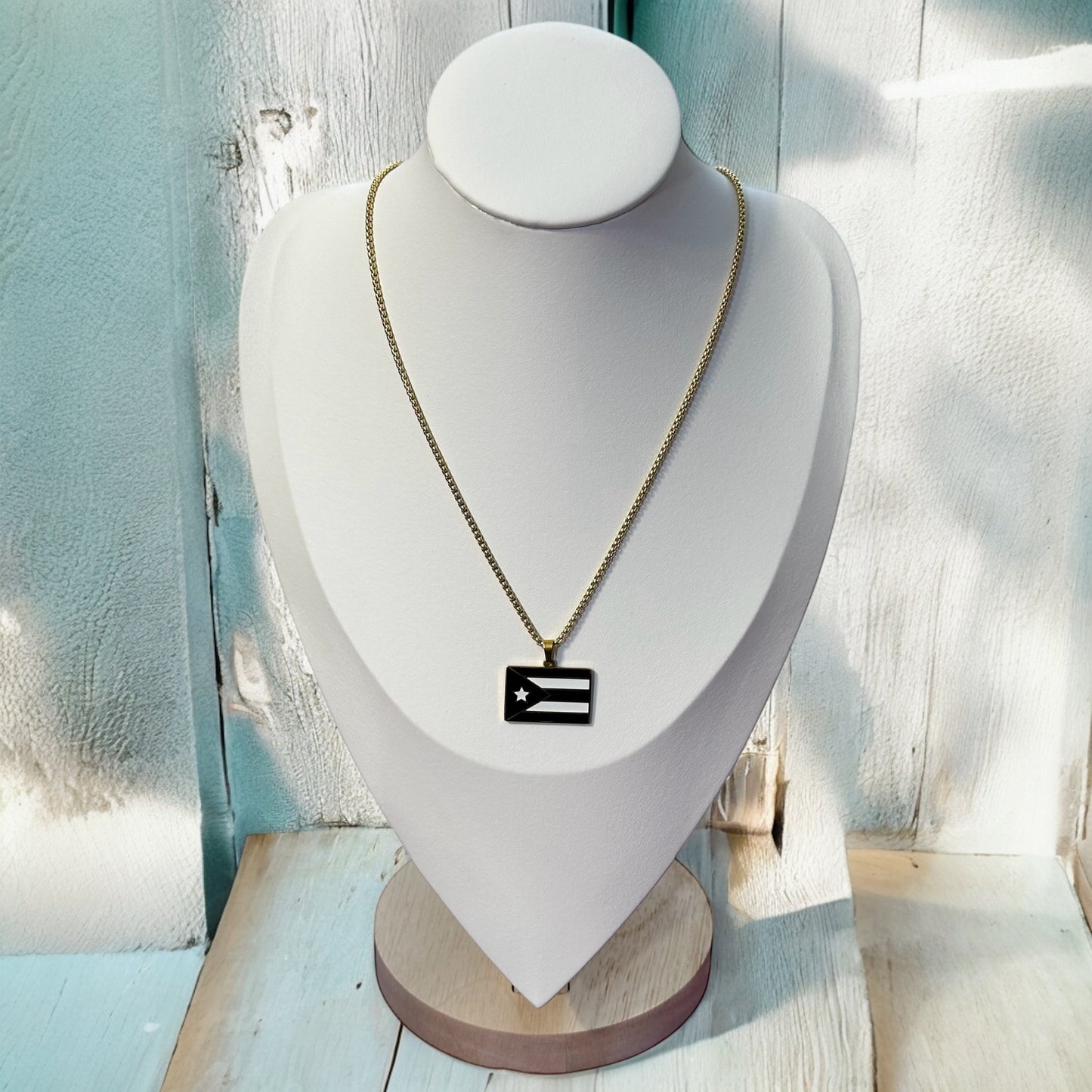 Bandera de P.R. Rectagular Negra/Blanca en Dorada