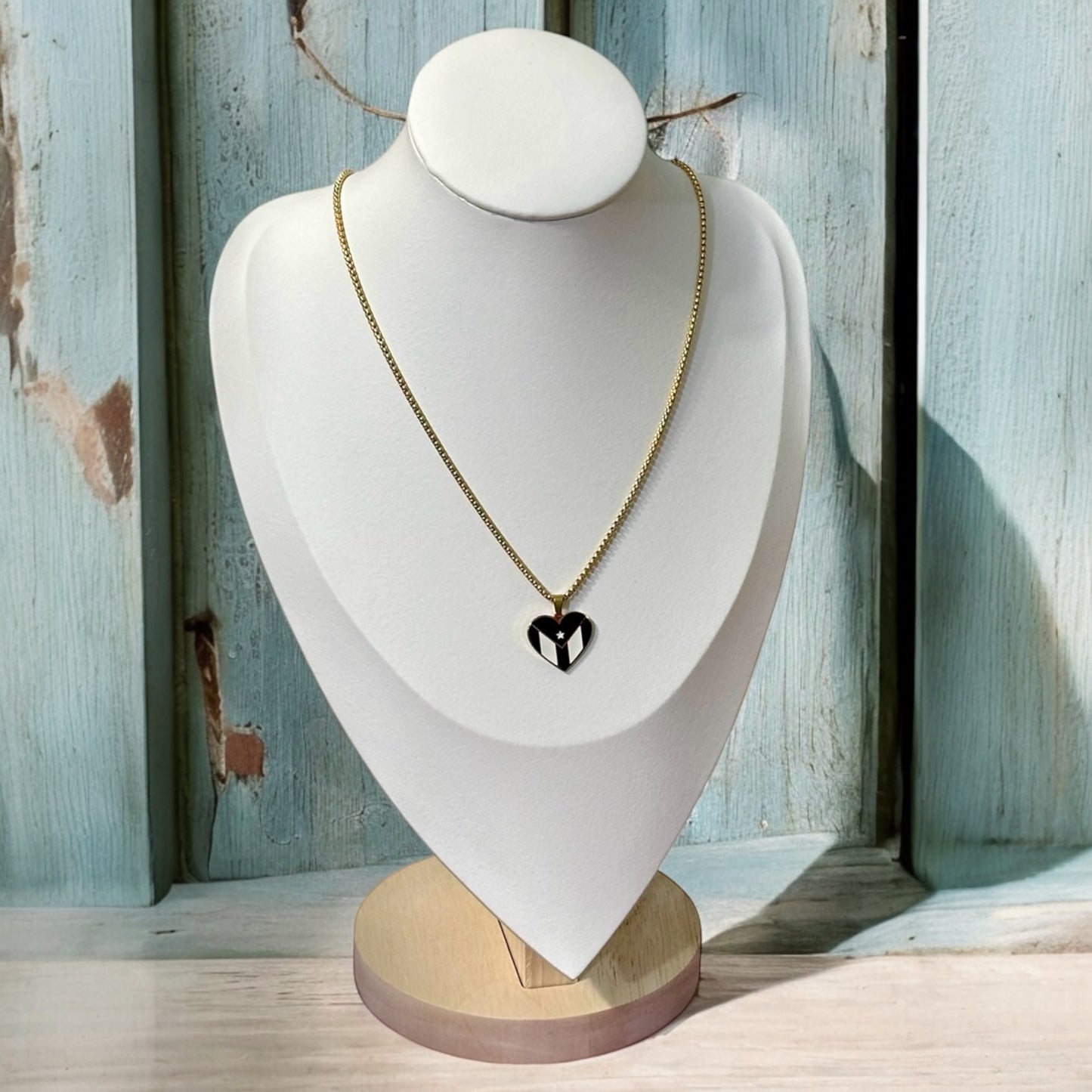 Bandera Corazón Negra/Blanca en Dorado