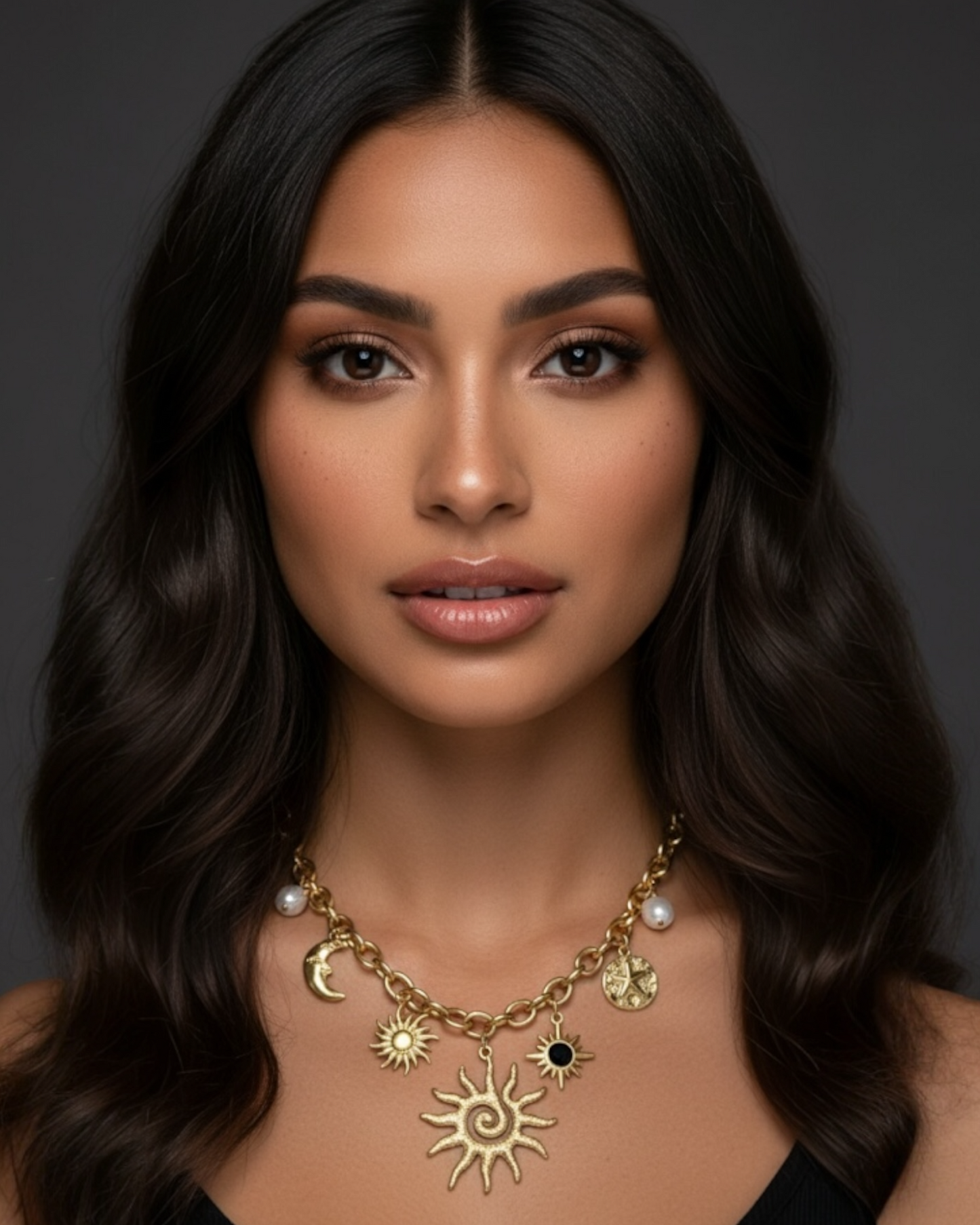 COLLAR MULTI CHARMS EN DORADO