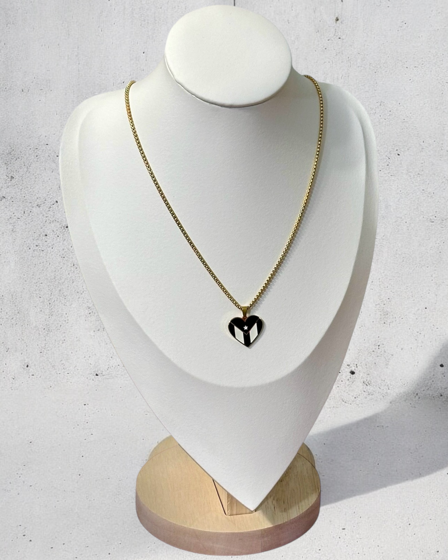 Bandera Corazón Negra/Blanca en Dorado