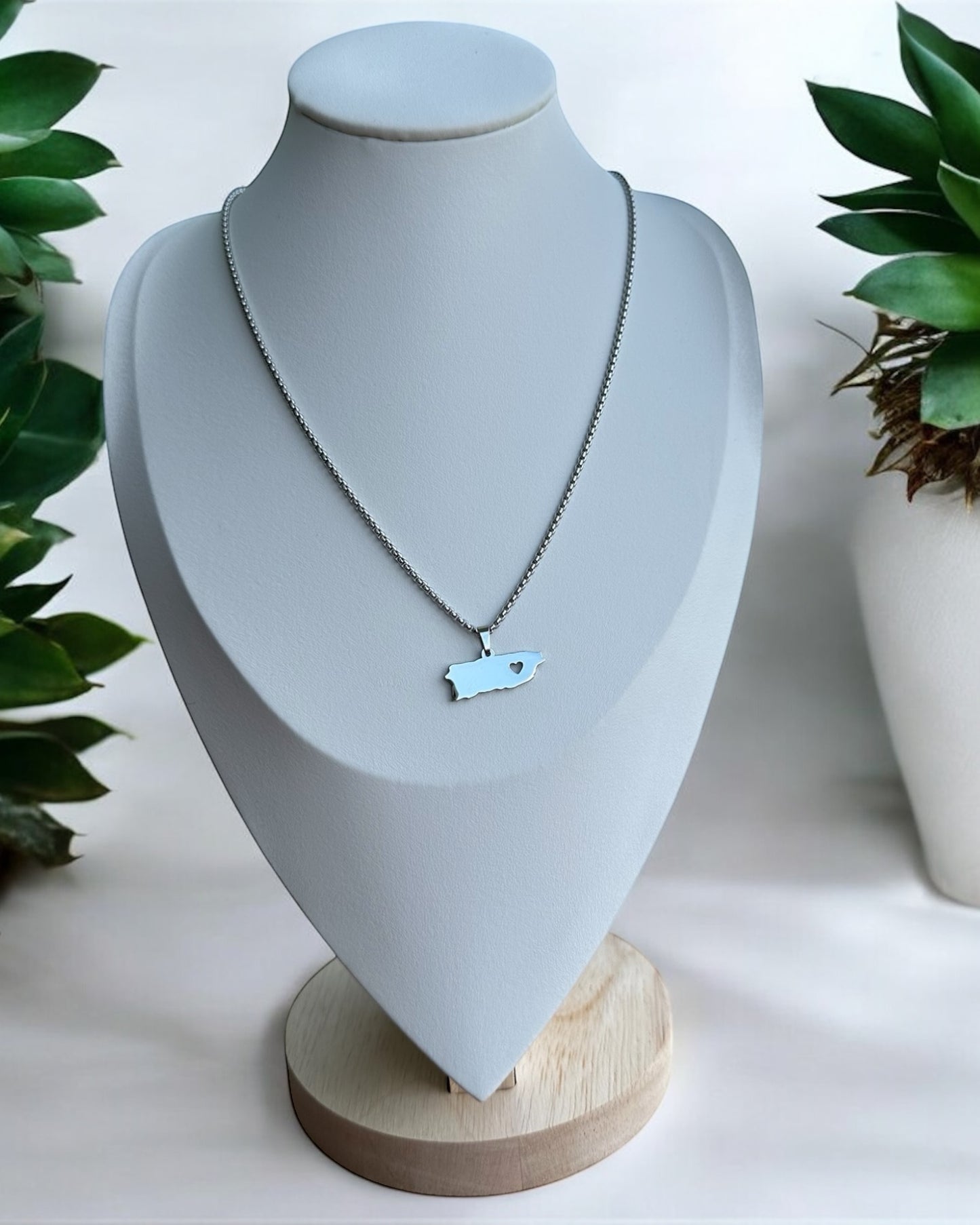 Collar mapa de Puerto Rico con Corazón Plateada