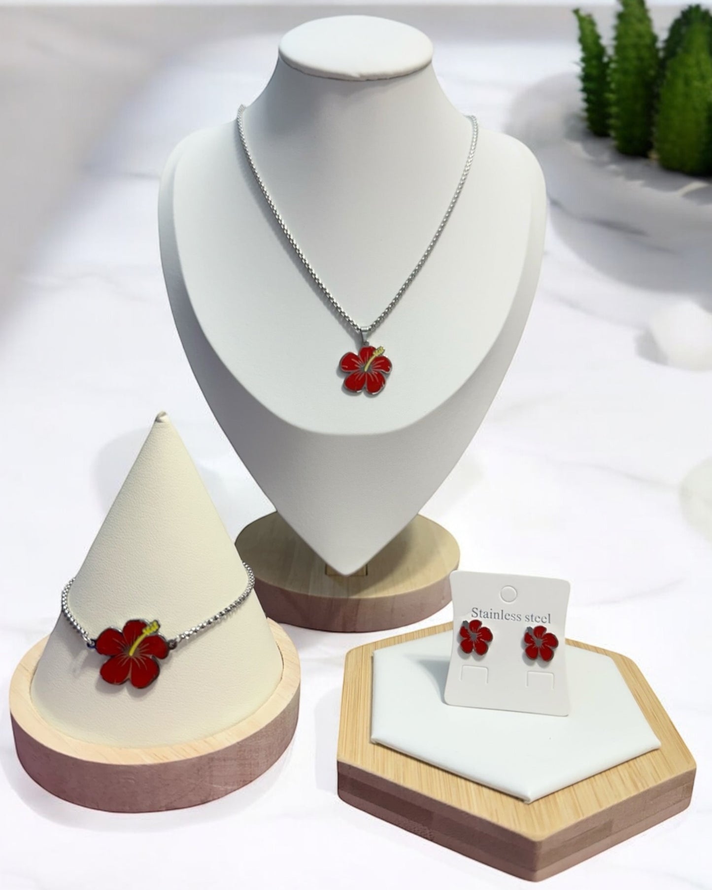 Set Flor de Maga Rojo en Plateado (Collar, Pulsera y Aretes)
