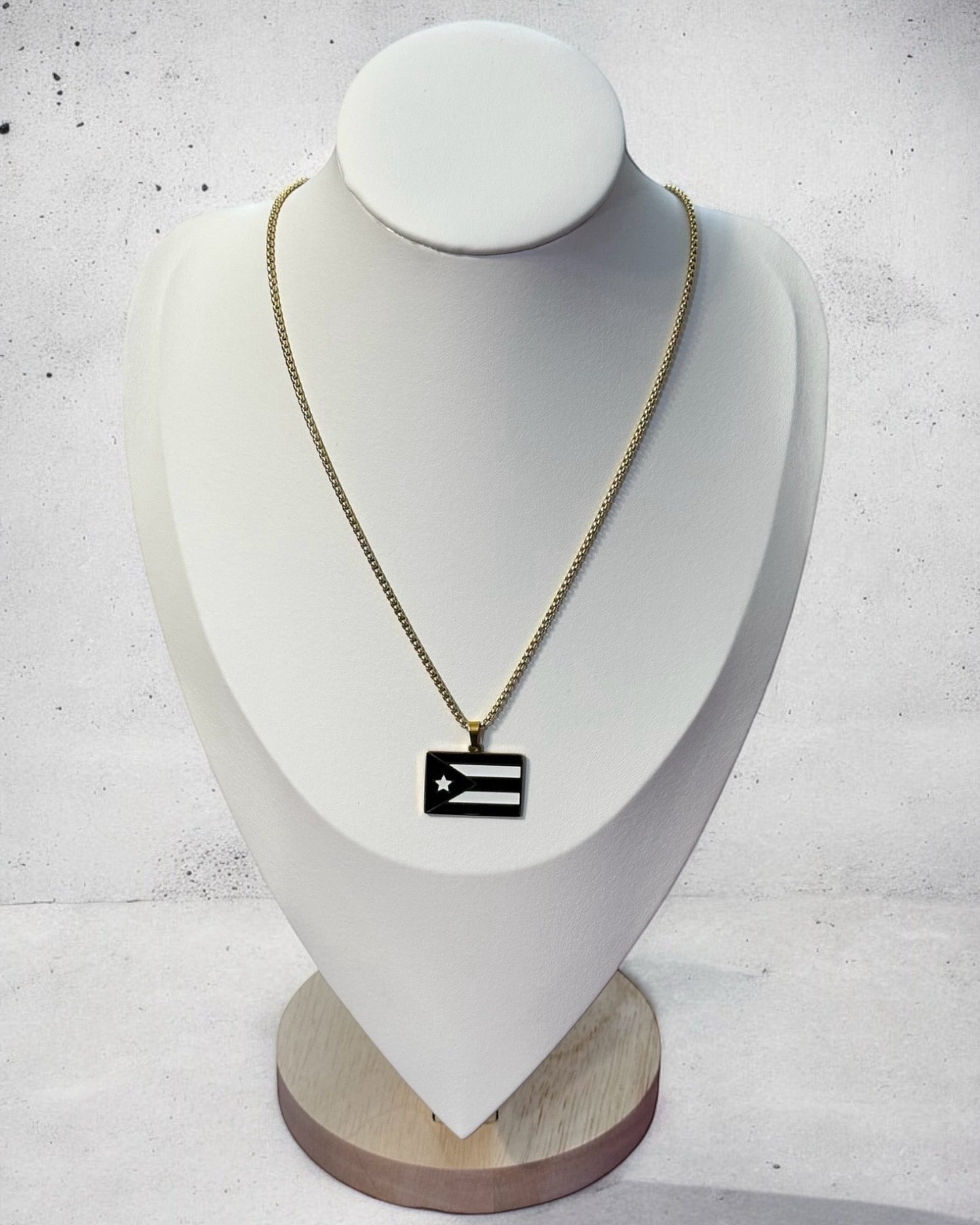 Bandera de P.R. Rectagular Negra/Blanca en Dorada