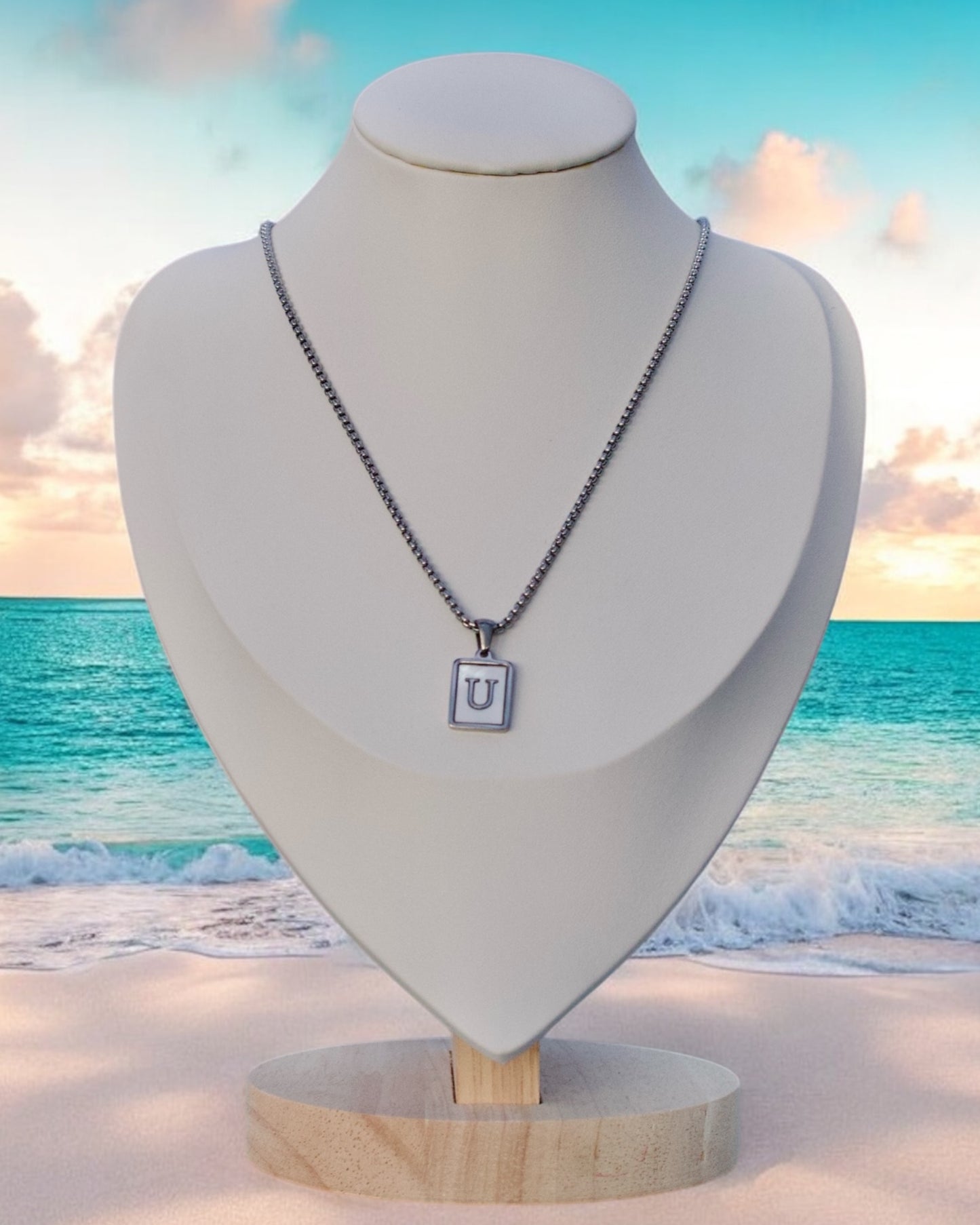 Inicial del Nombre Plateada
 Letra U