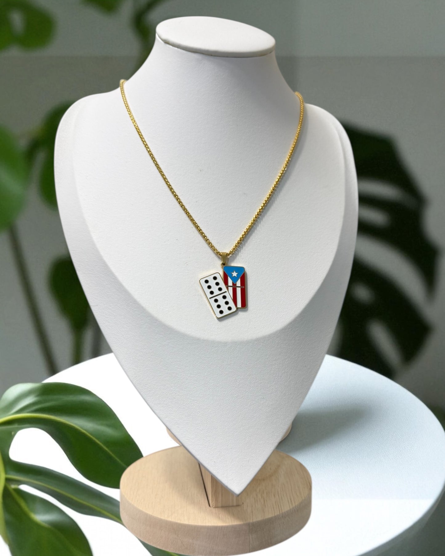 COLLAR FICHA DE DOMINOS CON BANDERA DE PR EN DORADO