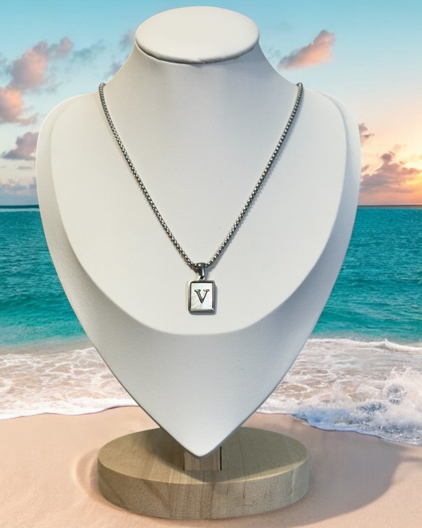 Inicial del Nombre Plateada
 Letra V